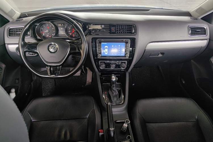 Used Volkswagen Sagitar 2015 230TSI Automatic Comfort Version Center Console
