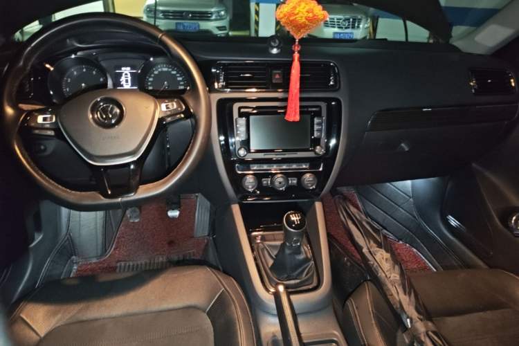 Used Volkswagen Sagitar 2015 230TSI Manual Luxury Edition Center Console