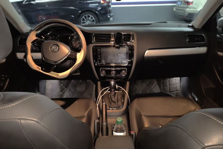 Used Volkswagen Sagitar 2015 230TSI Automatic Comfort Version Center Console