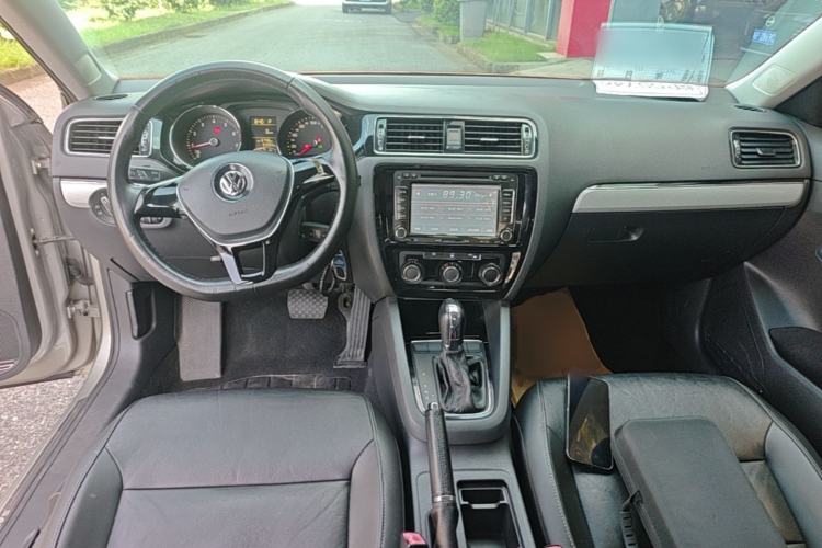 Used Volkswagen Sagitar 2015 1.6L Automatic Comfort Model Center Console