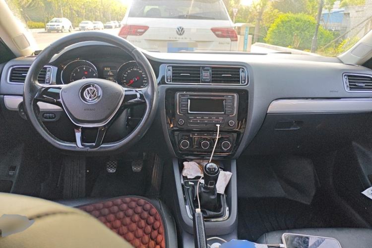 Used Volkswagen Sagitar 2015 1.6L Manual Comfort Model Center Console