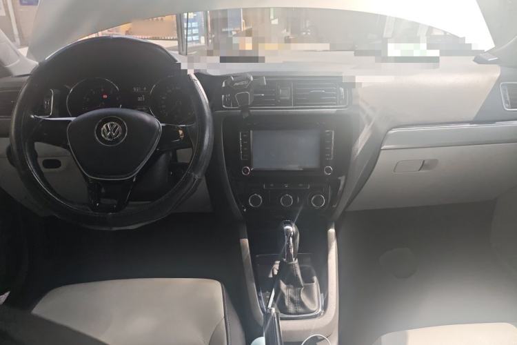 Used Volkswagen Sagitar 2015 230TSI Automatic Comfort Version Center Console