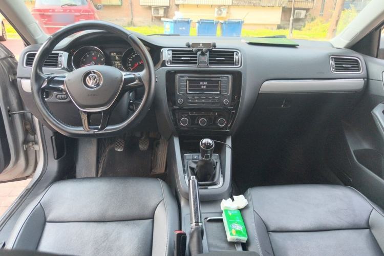 Used Volkswagen Sagitar 2015 1.6L Manual Comfort Model Center Console