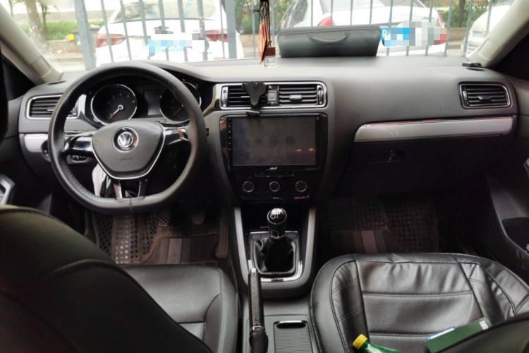 Used Volkswagen Sagitar 2015 1.6L Manual Comfort Model Center Console