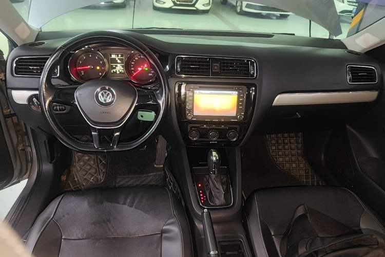 Used Volkswagen Sagitar 2015 1.6L Automatic Comfort Model Center Console