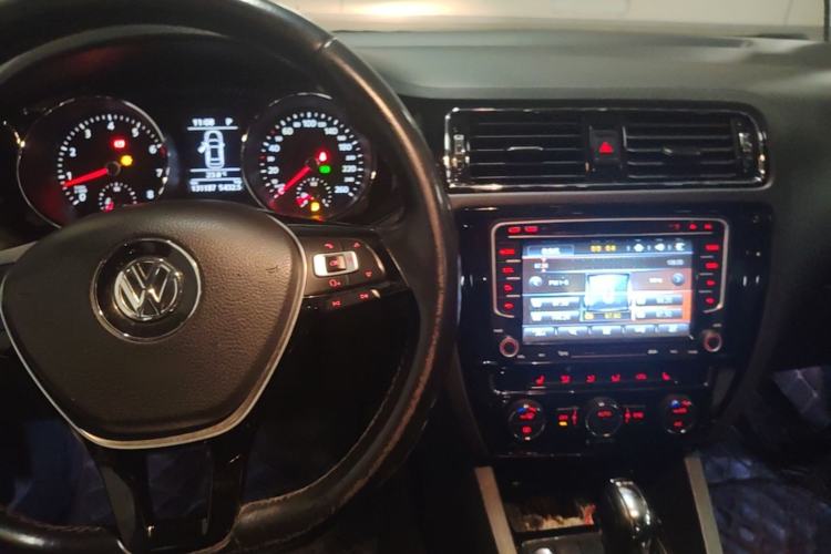 Used Volkswagen Sagitar 2015 230TSI Automatic Luxury Model Center Console