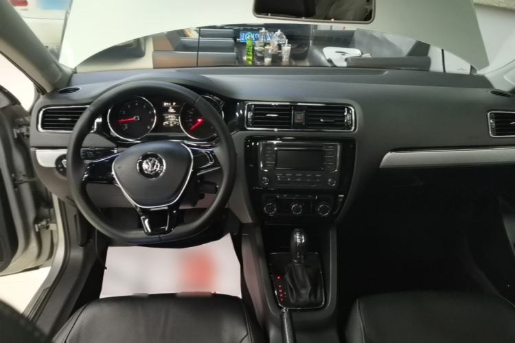 Used Volkswagen Sagitar 2015 1.6L Automatic Comfort Model Center Console