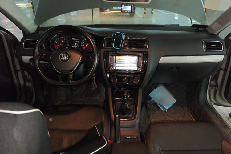 Used Volkswagen Sagitar 2015 1.6L Manual Comfort Model Center Console