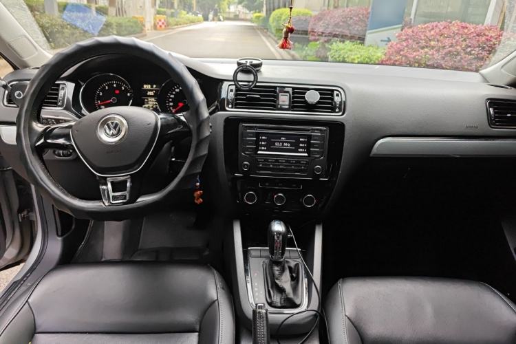 Used Volkswagen Sagitar 2015 1.6L Automatic Comfort Model Center Console