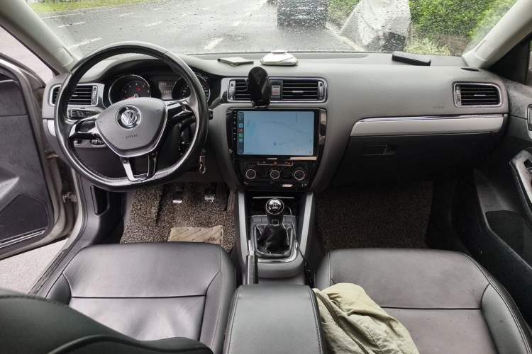 Used Volkswagen Sagitar 2015 230TSI Manual Comfort Version Center Console