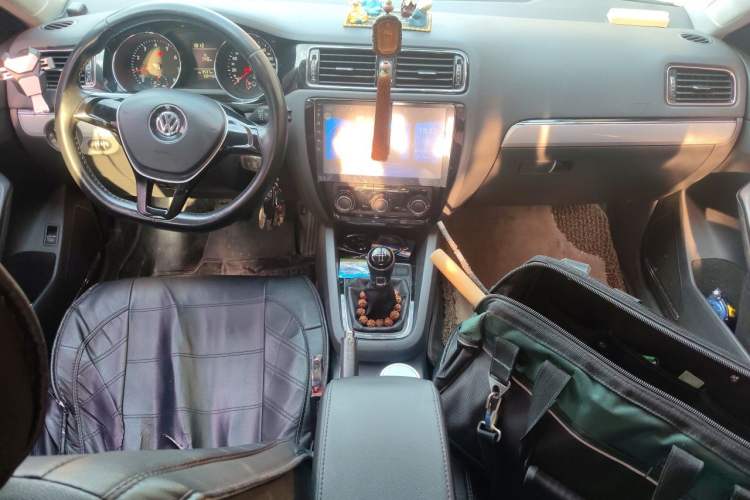 Used Volkswagen Sagitar 2015 230TSI Manual Comfort Version Center Console
