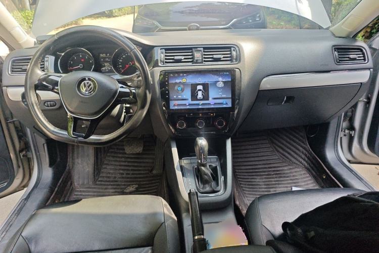 Used Volkswagen Sagitar 2015 1.6L Automatic Comfort Model Center Console