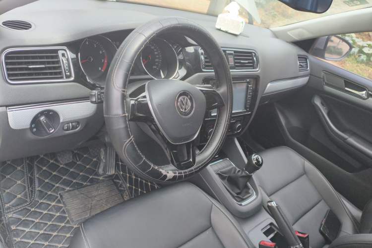 Used Volkswagen Sagitar 2015 1.6L Manual Comfort Model Center Console