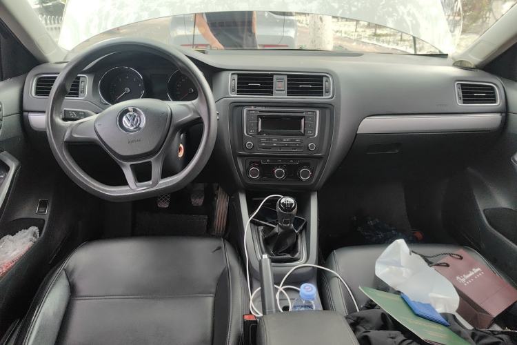 Used Volkswagen Sagitar 2015 1.6L Manual Fashion Edition Center Console