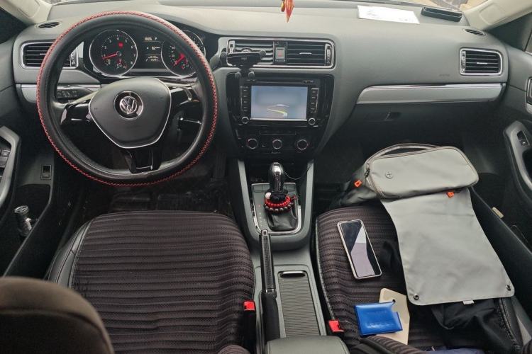 Used Volkswagen Sagitar 2015 230TSI Automatic Comfort Version Center Console