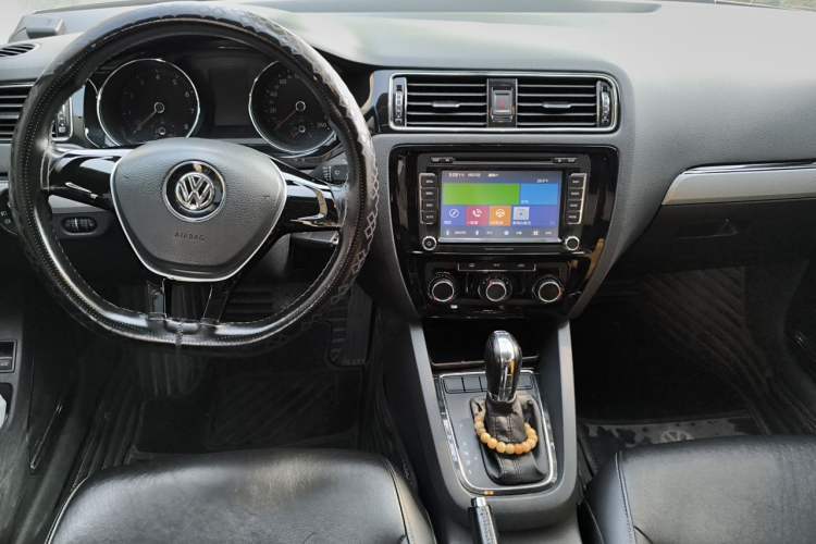 Used Volkswagen Sagitar 2015 230TSI Automatic Comfort Version Center Console