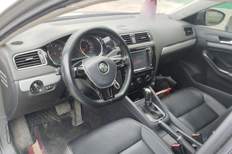 Used Volkswagen Sagitar 2015 1.6L Automatic Comfort Model Center Console