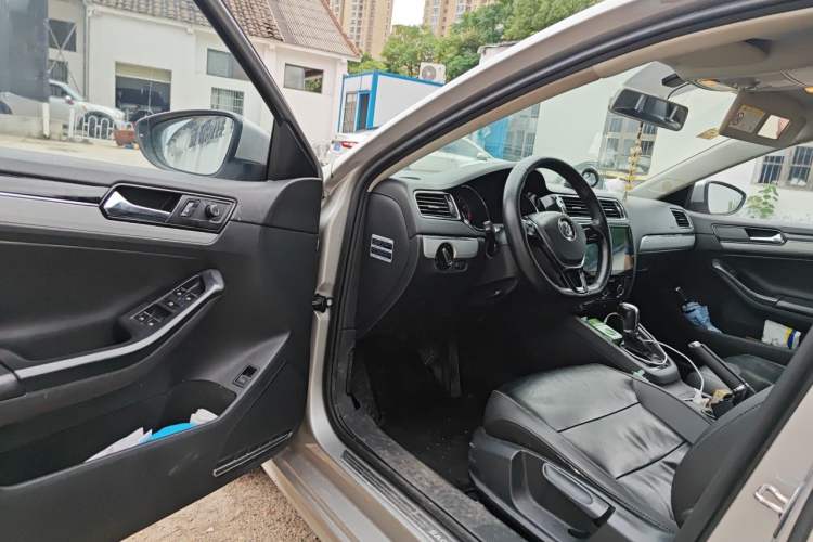 Used Volkswagen Sagitar 2015 230TSI Automatic Comfort Version Driver Seat