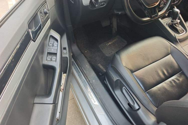 Used Volkswagen Sagitar 2015 230TSI Automatic Comfort Version Driver Seat