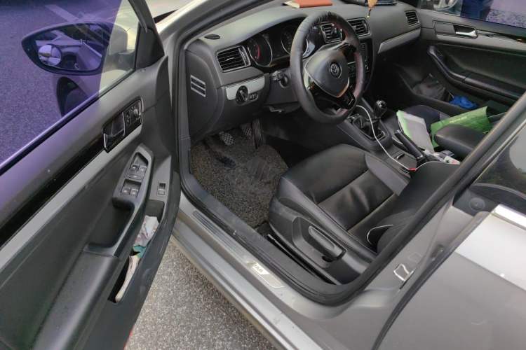 Used Volkswagen Sagitar 2015 1.6L Manual Comfort Model Driver Seat