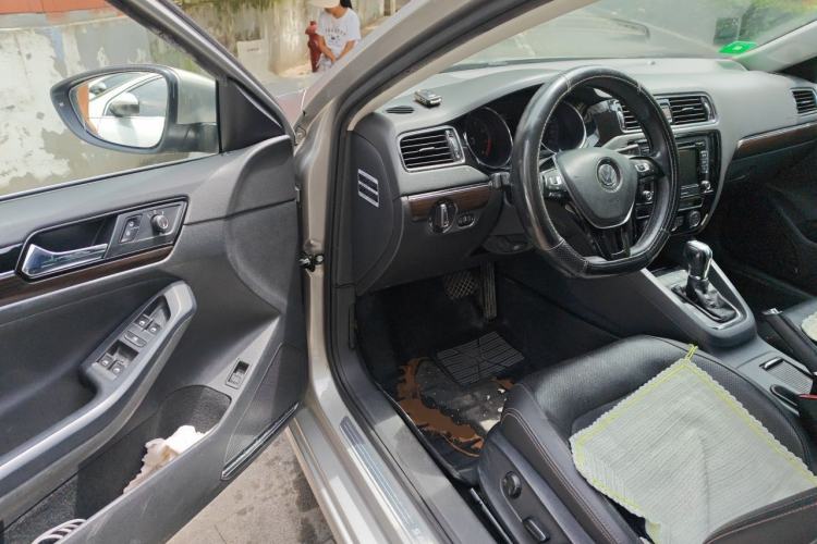 Used Volkswagen Sagitar 2015 230TSI Automatic Luxury Model Driver Seat