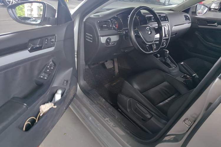 Used Volkswagen Sagitar 2015 230TSI Automatic Comfort Version Driver Seat