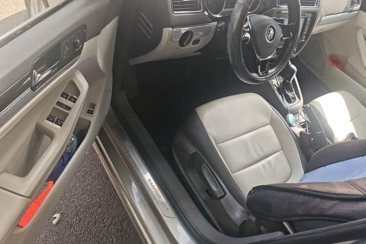 Used Volkswagen Sagitar 2015 230TSI Automatic Comfort Version Driver Seat