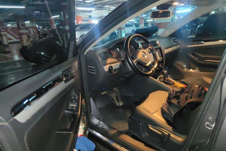 Used Volkswagen Sagitar 2015 230TSI Automatic Comfort Version Driver Seat