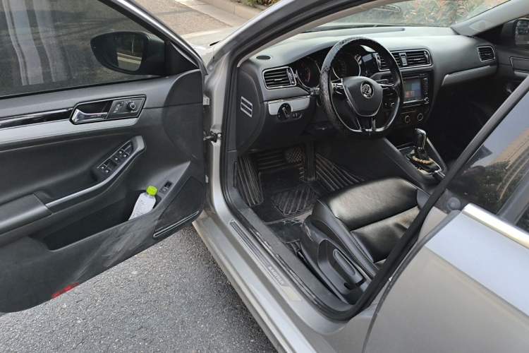 Used Volkswagen Sagitar 2015 230TSI Automatic Comfort Version Driver Seat