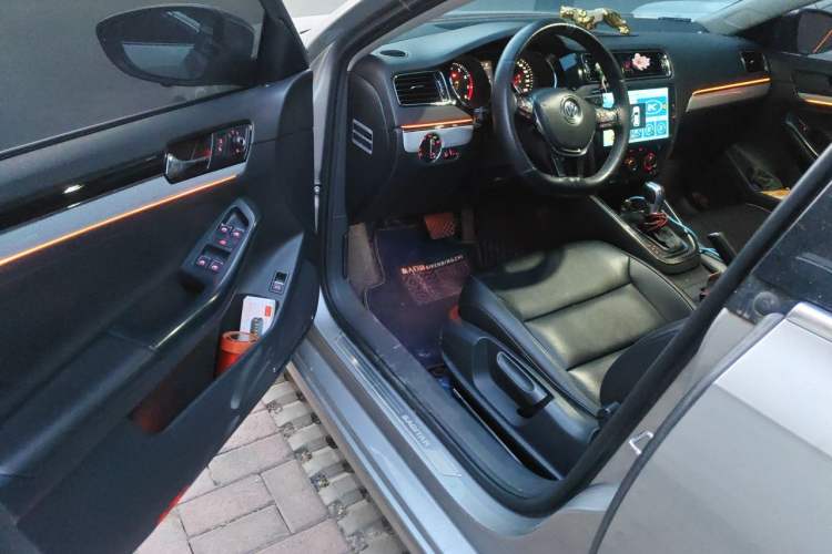Used Volkswagen Sagitar 2015 230TSI Automatic Comfort Version Driver Seat