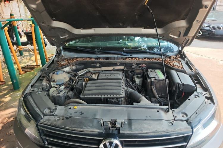 Used Volkswagen Sagitar 2015 1.6L Manual Comfort Model Engine Bay