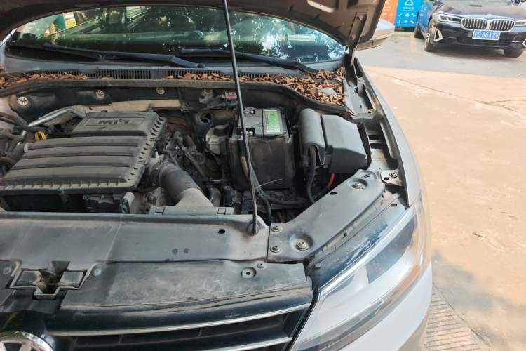 Used Volkswagen Sagitar 2015 1.6L Manual Comfort Model Engine Bay Left