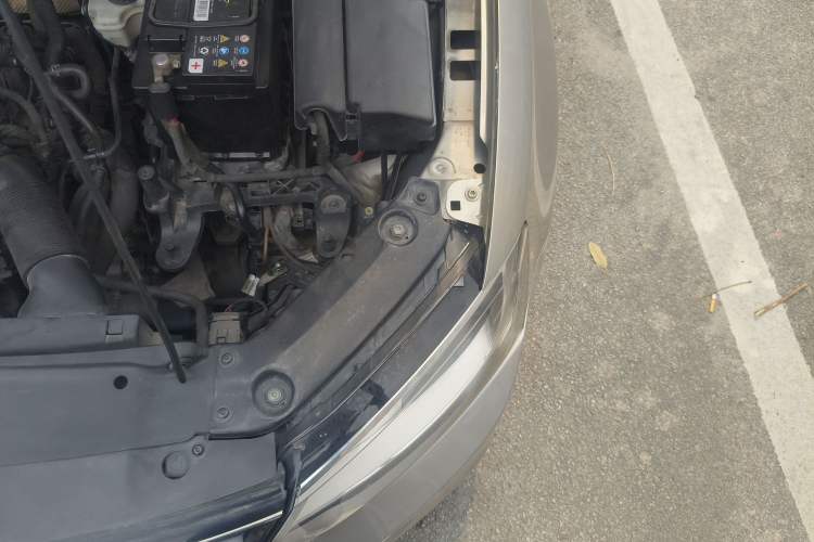 Used Volkswagen Sagitar 2015 1.6L Manual Comfort Model Engine Bay Left