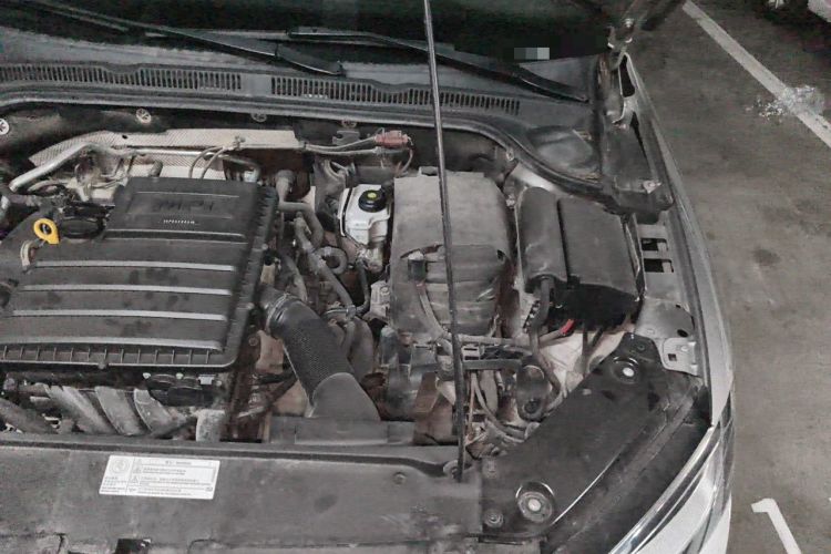 Used Volkswagen Sagitar 2015 1.6L Manual Comfort Model Engine Bay Left
