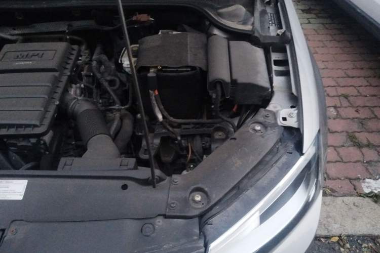 Used Volkswagen Sagitar 2015 1.6L Manual Comfort Model Engine Bay Left