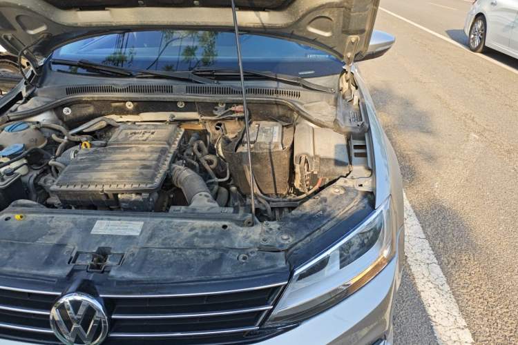 Used Volkswagen Sagitar 2015 1.6L Manual Comfort Model Engine Bay Left