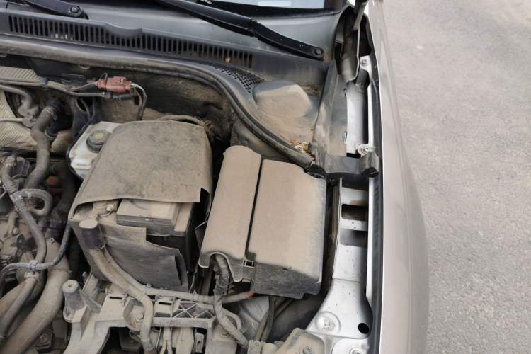 Used Volkswagen Sagitar 2015 1.6L Manual Comfort Model Engine Bay Left