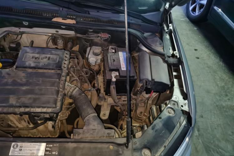 Used Volkswagen Sagitar 2015 1.6L Manual Comfort Model Engine Bay Left