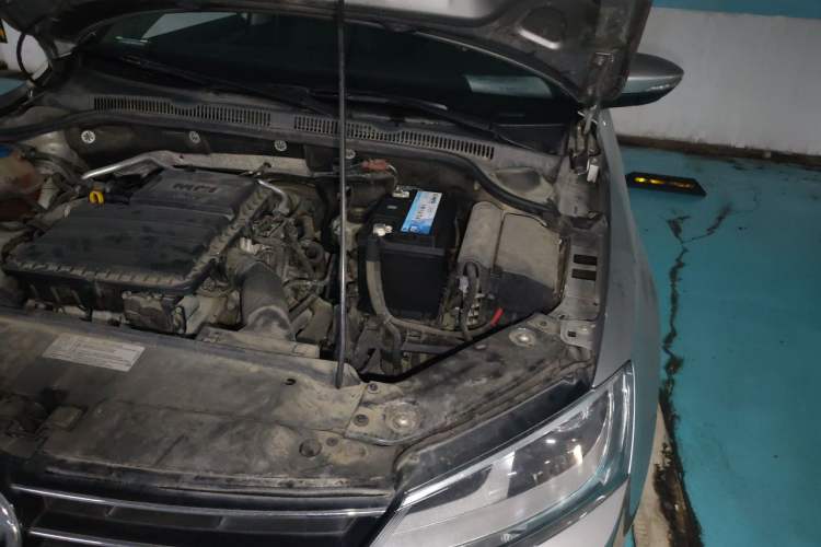 Used Volkswagen Sagitar 2015 1.6L Manual Comfort Model Engine Bay Left