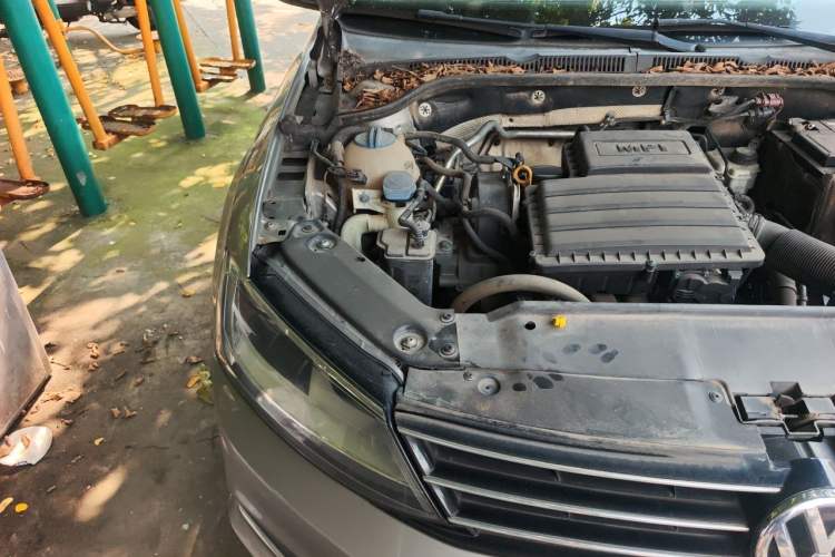 Used Volkswagen Sagitar 2015 1.6L Manual Comfort Model Engine Bay Right