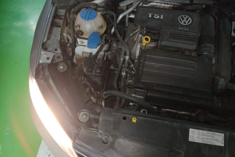 Used Volkswagen Sagitar 2015 230TSI Automatic Luxury Model Engine Bay Right