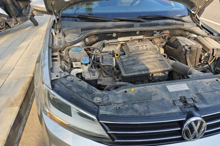 Used Volkswagen Sagitar 2015 1.6L Manual Comfort Model Engine Bay Right