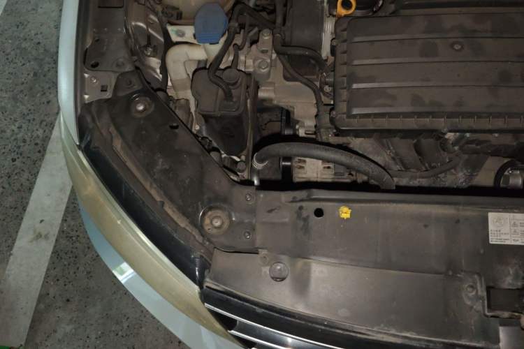 Used Volkswagen Sagitar 2015 1.6L Manual Comfort Model Engine Bay Right