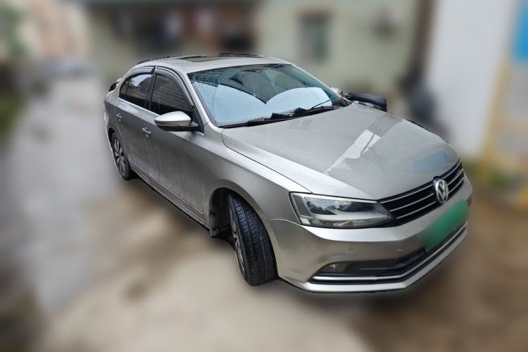 Used Volkswagen Sagitar 2015 230TSI Automatic Luxury Model Front Right 45 Deg