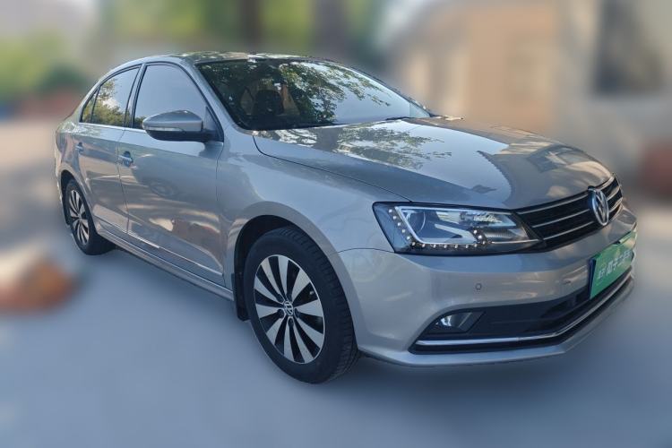 Used Volkswagen Sagitar 2015 230TSI Automatic Luxury Model Front Right 45 Deg