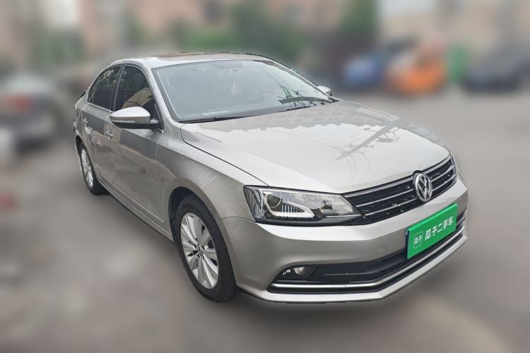 Used Volkswagen Sagitar 2015 230TSI Automatic Comfort Version Front Right 45 Deg