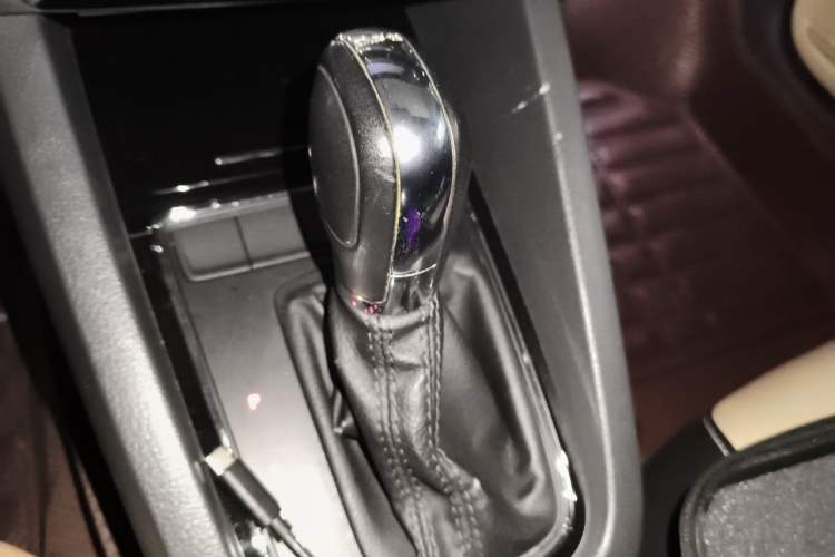 Used Volkswagen Sagitar 2015 230TSI Automatic Comfort Version Gear Lever
