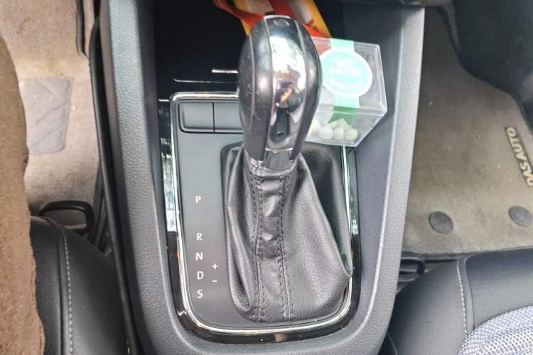 Used Volkswagen Sagitar 2015 1.6L Automatic Comfort Model Gear Lever