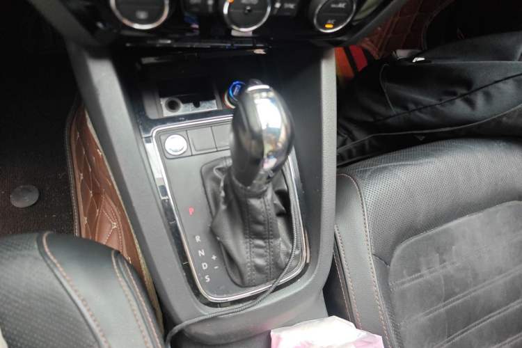 Used Volkswagen Sagitar 2015 230TSI Automatic Luxury Model Gear Lever