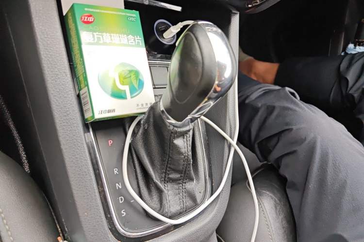 Used Volkswagen Sagitar 2015 230TSI Automatic Comfort Version Gear Lever